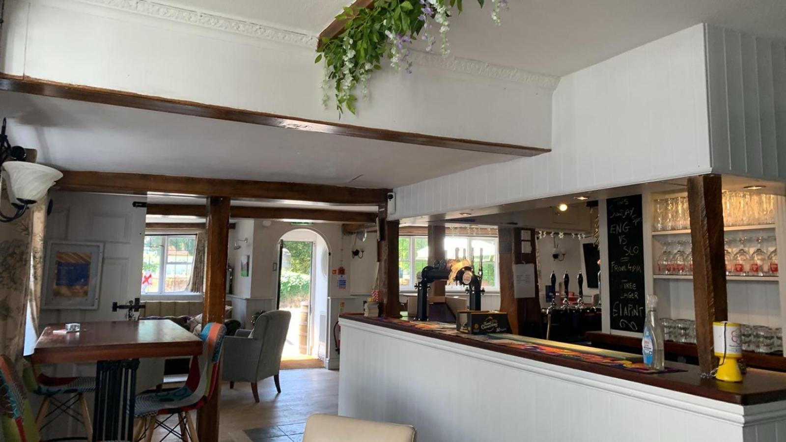 Stay And Relax At The Yew Tree Manuden Buitenkant foto