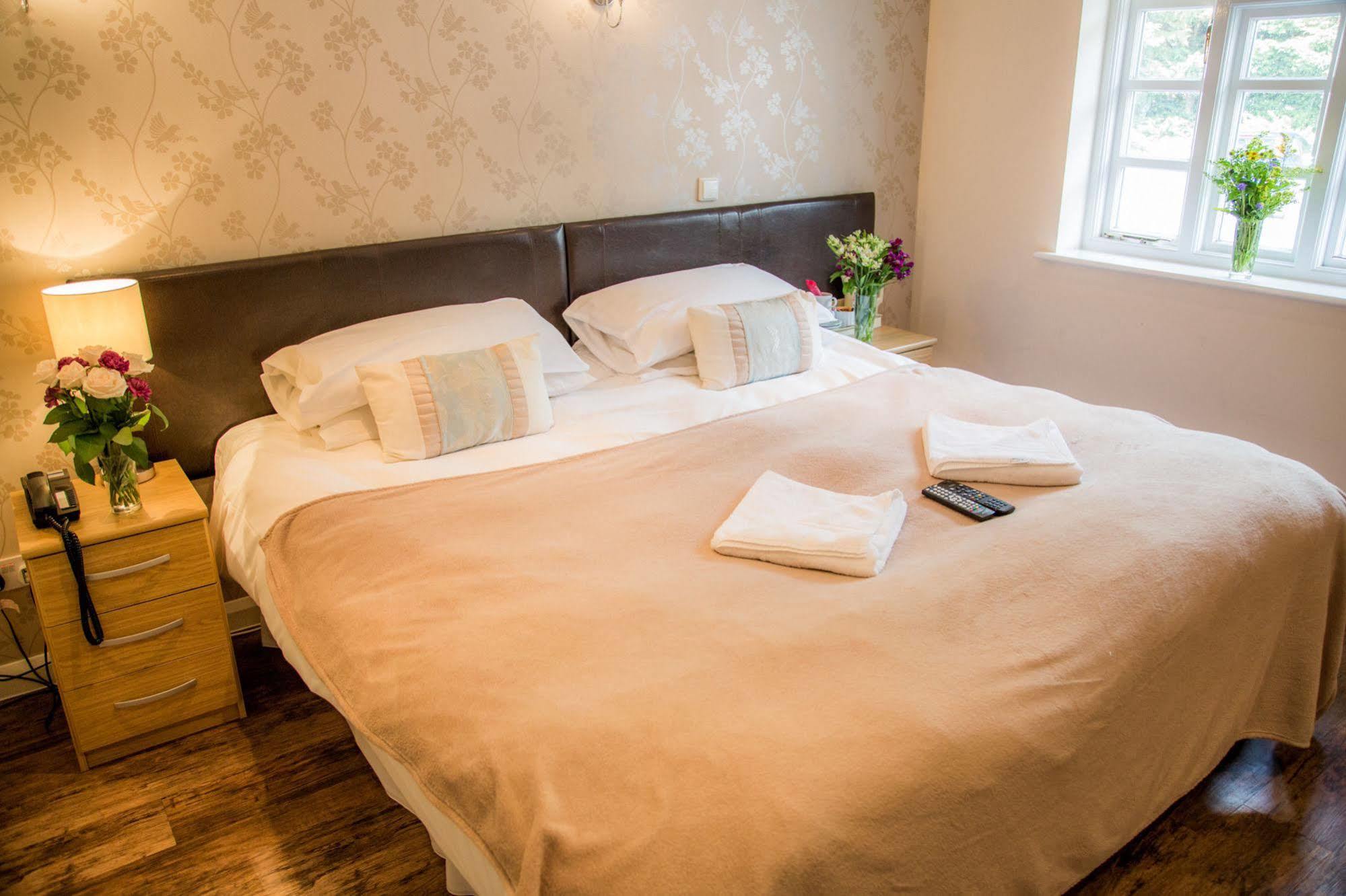 Stay And Relax At The Yew Tree Manuden Buitenkant foto